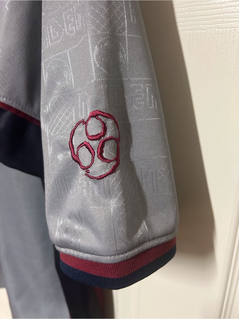 Maiden 'Early Days' Men's Silver and Maroon Graphic Jersey - Picture 4 of 5
